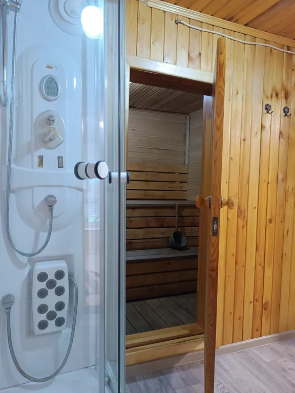 Уютный домик у реки