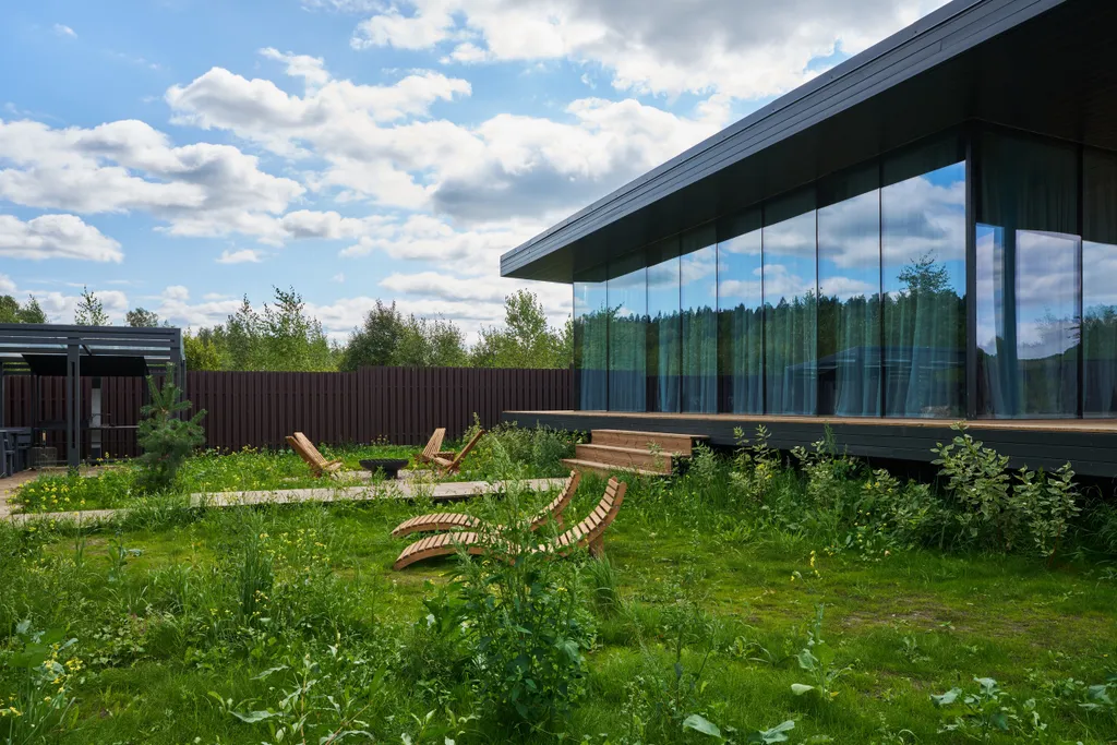 Просторный дом с сауной и камином в окружении леса и реки