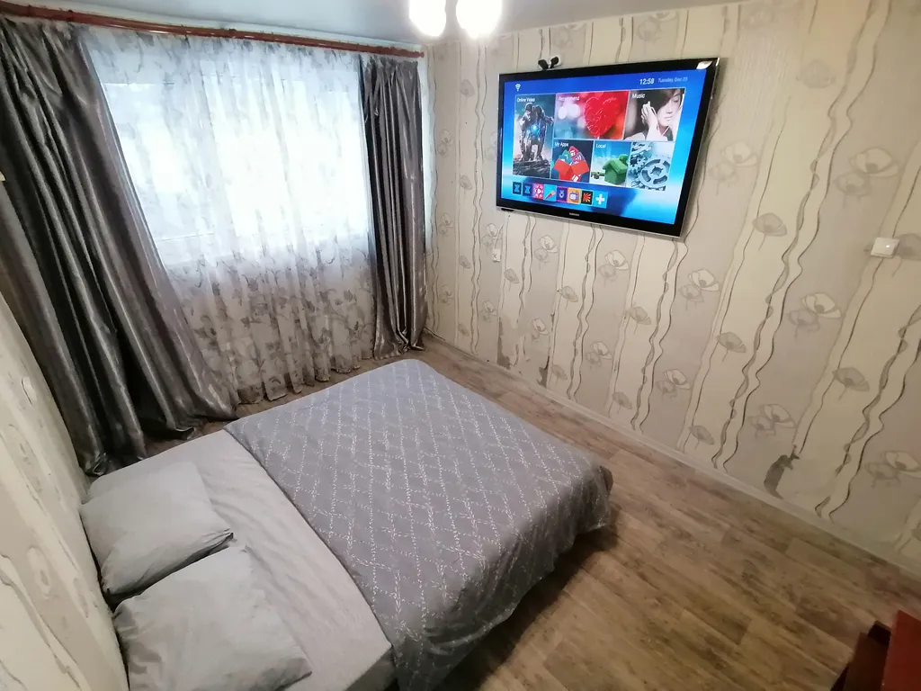 Комната у метро с большим телевизором