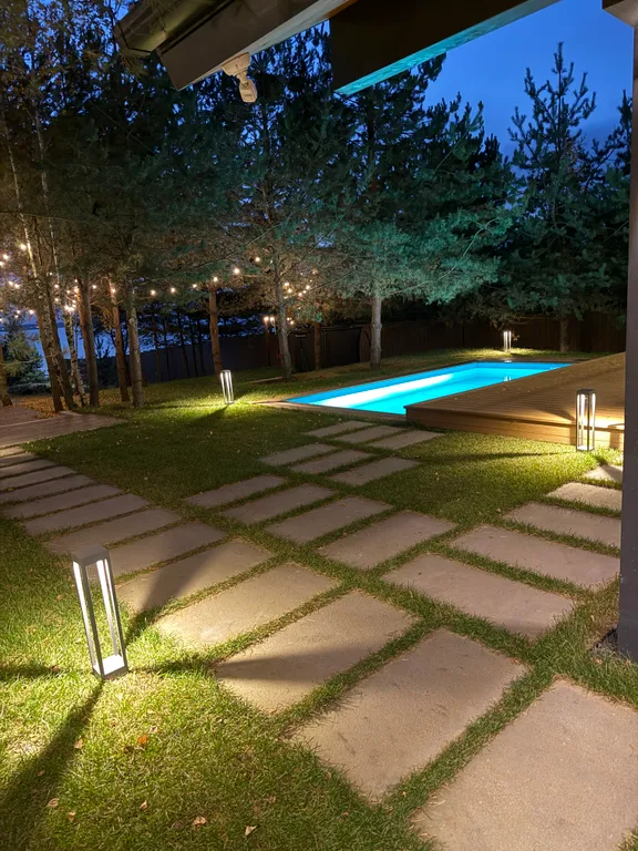 Премиальный загородный дом с теплым бассейном, на берегу