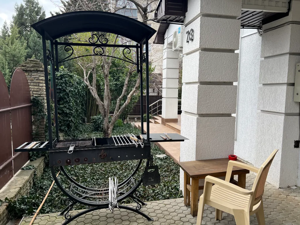 Уютный 2-х этажный дом в центре города, 650 м от моря