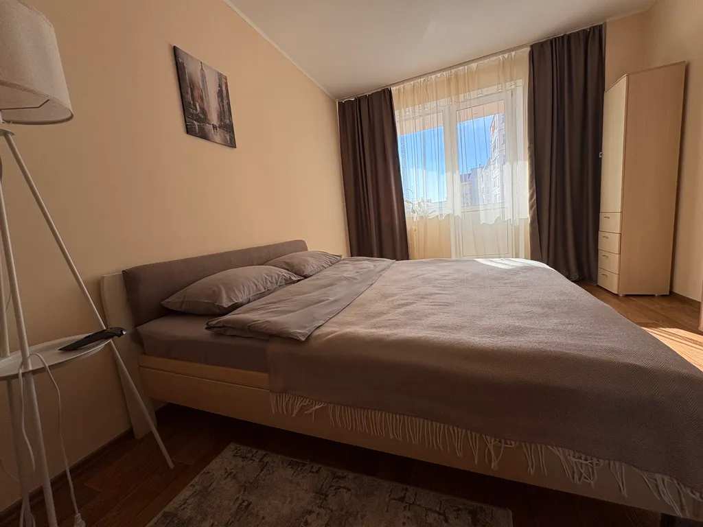 Светлая и уютная квартира в спальном районе города — аренда посуточно в Псков