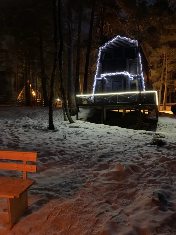 Уютный двухэтажный домик у реки, треугольник