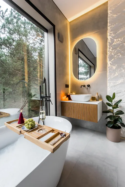 Уютный дом в окружении  леса