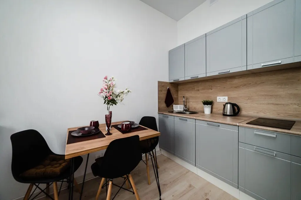 Новая просторная дизайнерская квартира с высокими потолками