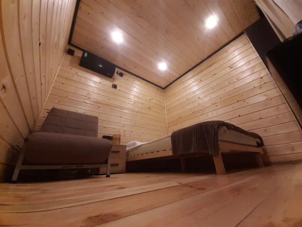 Уютный номер в новом домике в саду справа