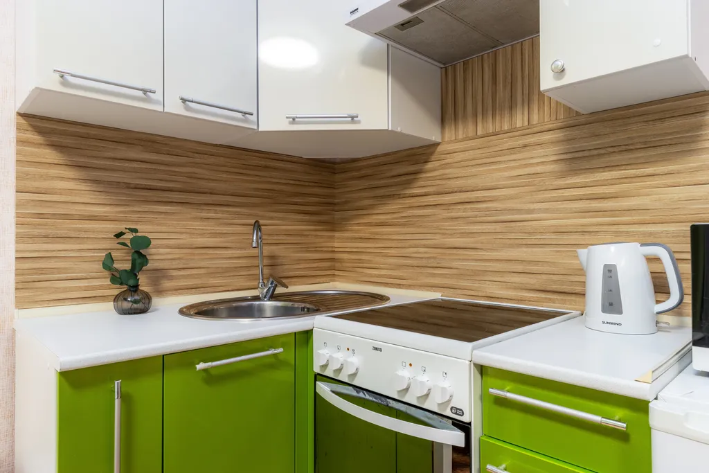 Яркая студия у озера