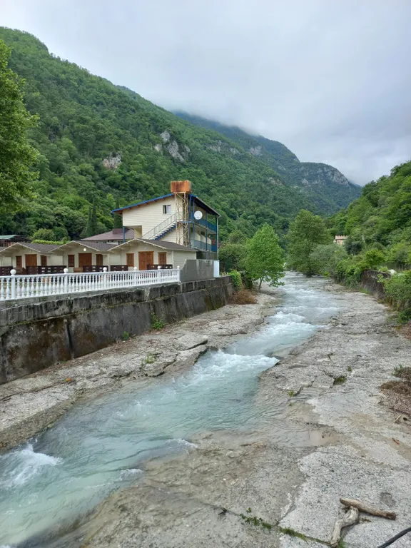 Коттедж Эко домик с парковкой возле горной реки — Гагра