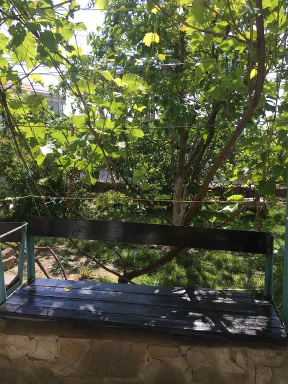 Двухэтажный дом с верандой, огороженной парковкой и сауной