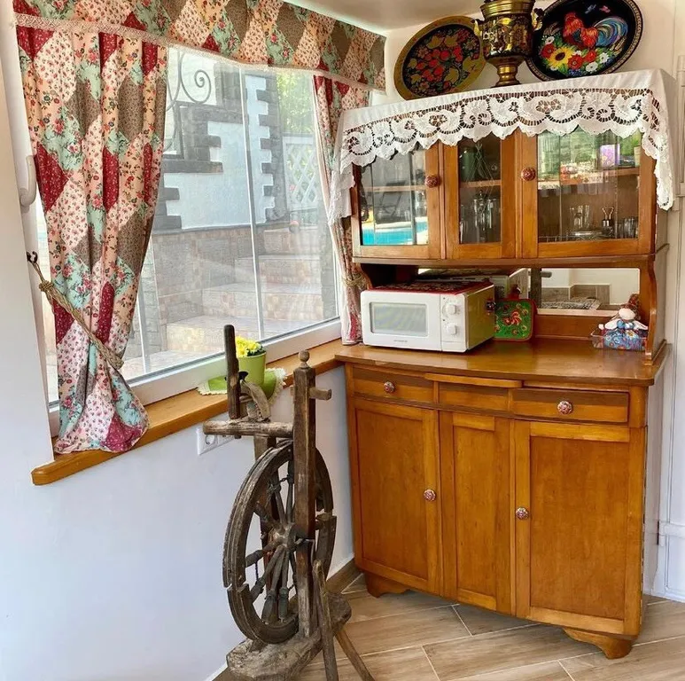 Дом в лесу с видом на море