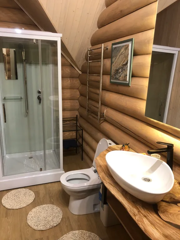 Дом у озера с теннисным столом