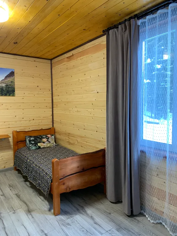 Дом в лесу с видом на горы рядом озеро Телецкое и река Бия