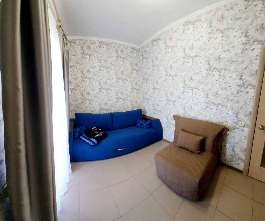 Семейный двухкомнатный номер с изолированными комнатами и с балконом