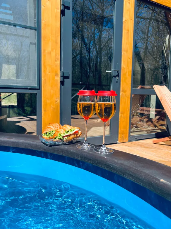 Афрейм с видом на лес рядом с горной рекой