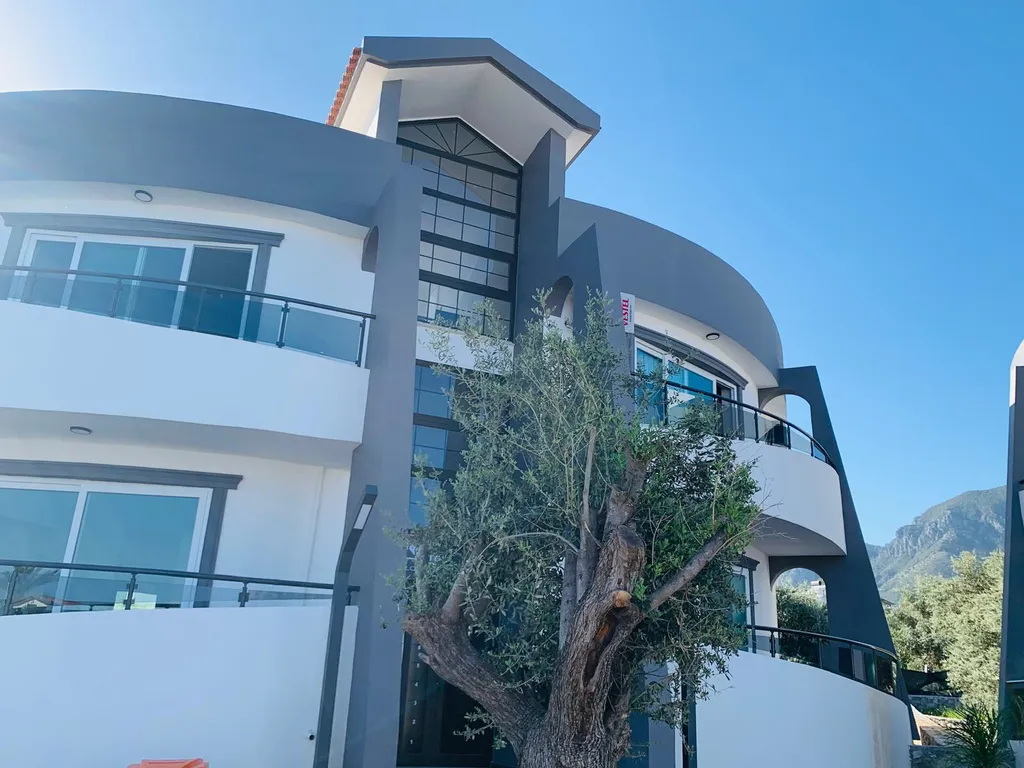 Современный апартамент с балконом и террасой с видом на море и горы