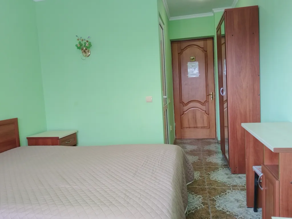 Квартира Квартира Двухместный номер с балконом в гостевом доме "Легенда" с бассейном. — Анапа