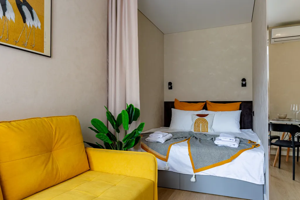 Просторная студия с дизайнерским ремонтом