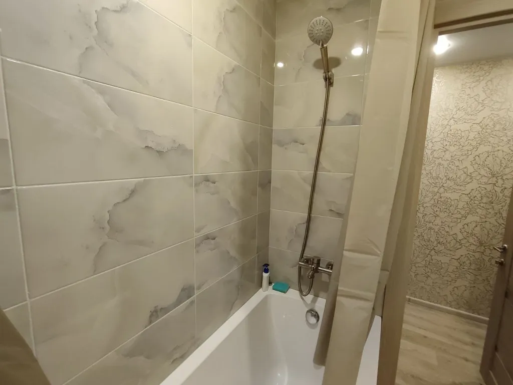 Студия с огромной кроватью в центре