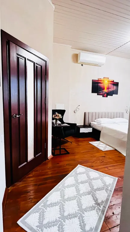 Вилла с бассейном на холме