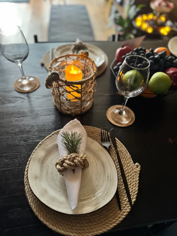 Уютный панорамный треугольный дом A-frame с видом и окружением леса