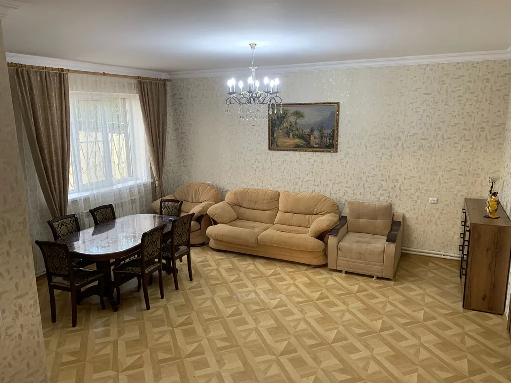 Двухэтажный дом с бассейном, верандой и видом на горы