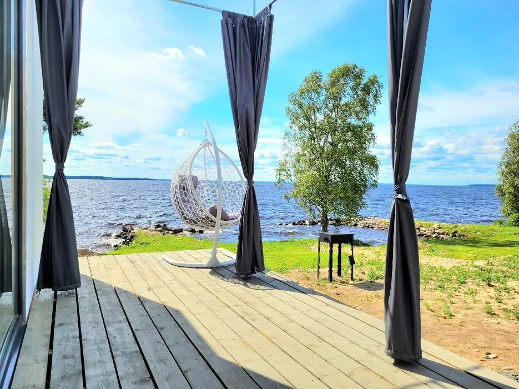 Глэмпинг на берегу с панорамными окнами