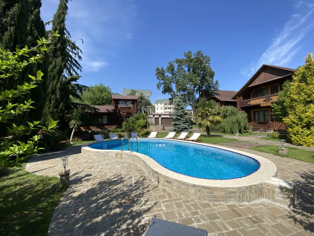 Сруб в Ялте c бассейном и сауной