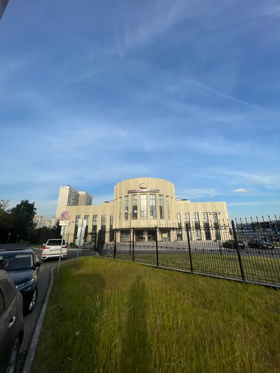 Хороший вид, парк и метро в шаговой доступности.