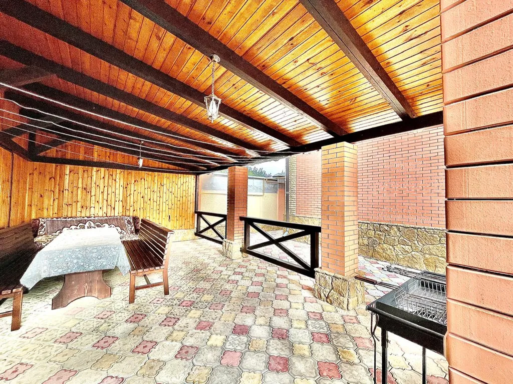 Огромный дом для большой семьи Лоза винограда