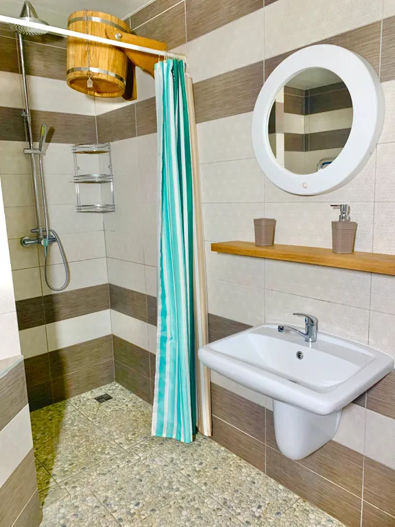 Домик у озера