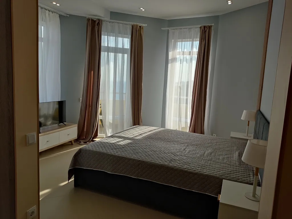 Шикарный двухуровневый апартамент с видом на море и горы