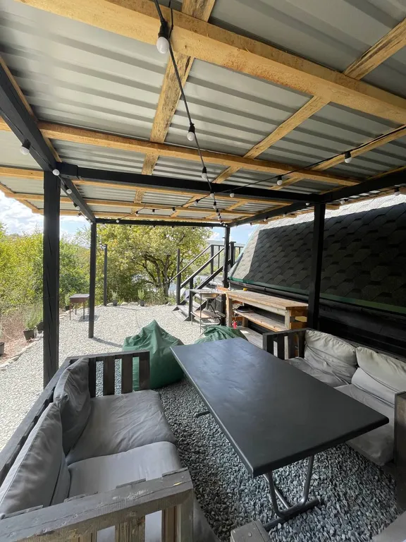 Дом-шалаш у озера