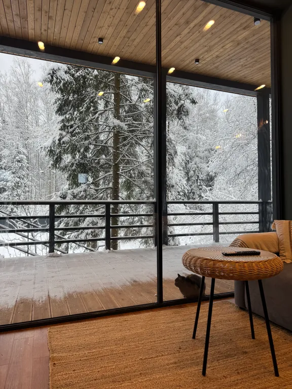 Дом у ручья в лесу