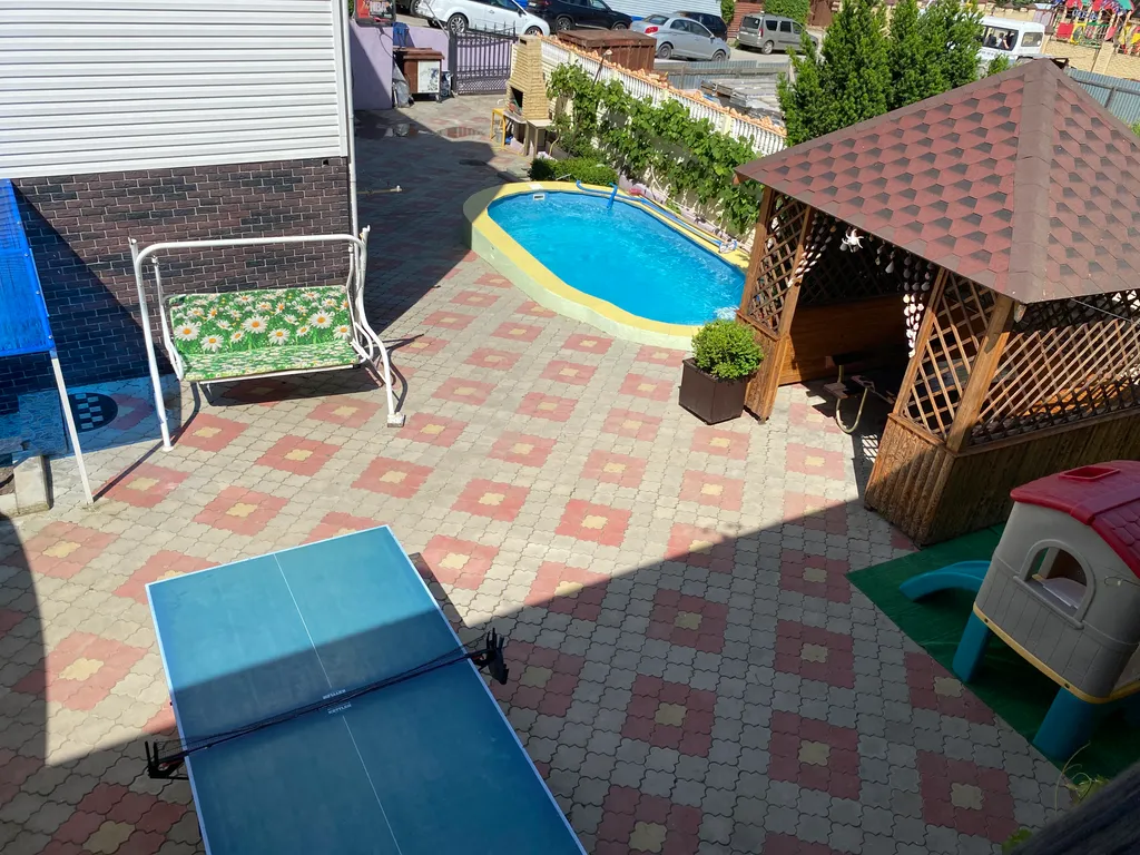 Уютная комната в доме из дерева