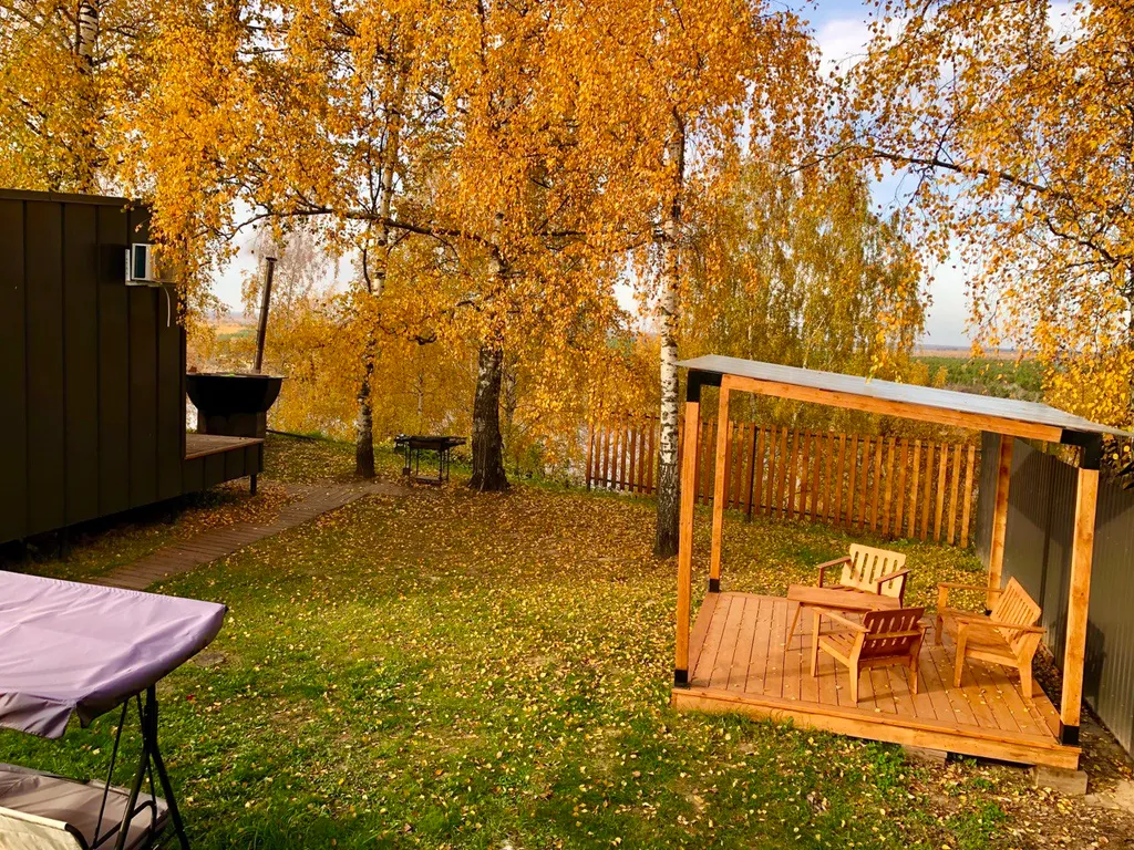 Дом с чаном на берегу реки