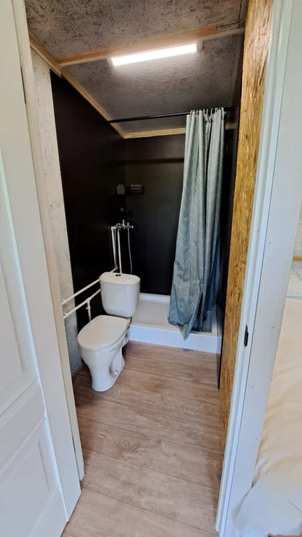 Уютный номер с просторной, теплой терассой