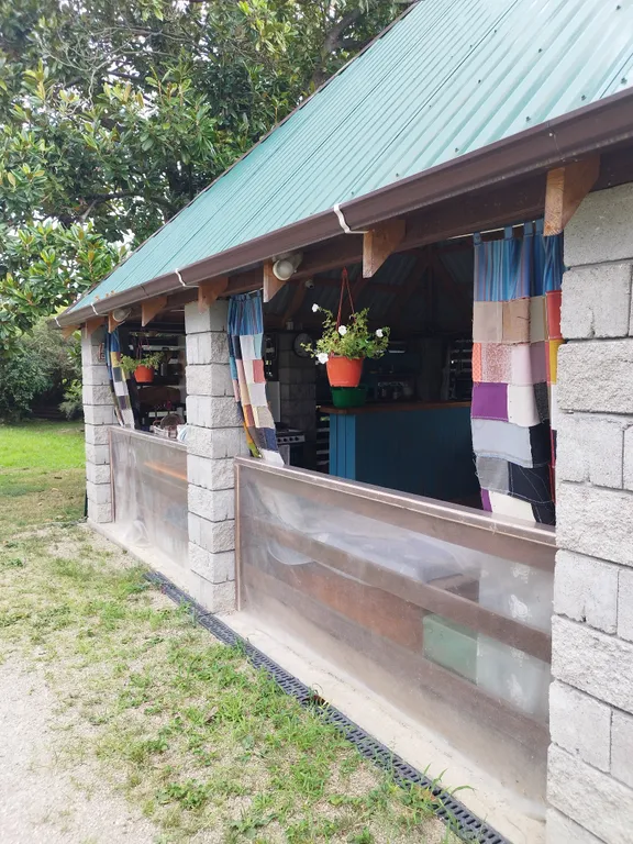 Деревянное шале с видом на море