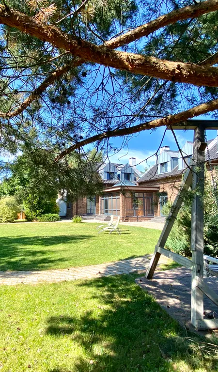 Вилла с круглым бассейном