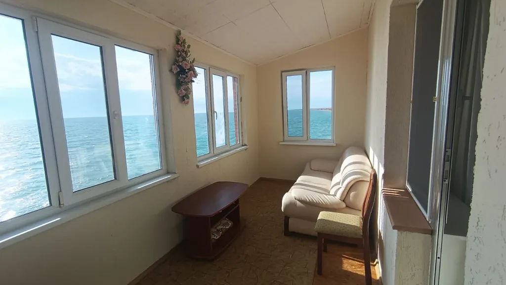 Эллинг на берегу моря