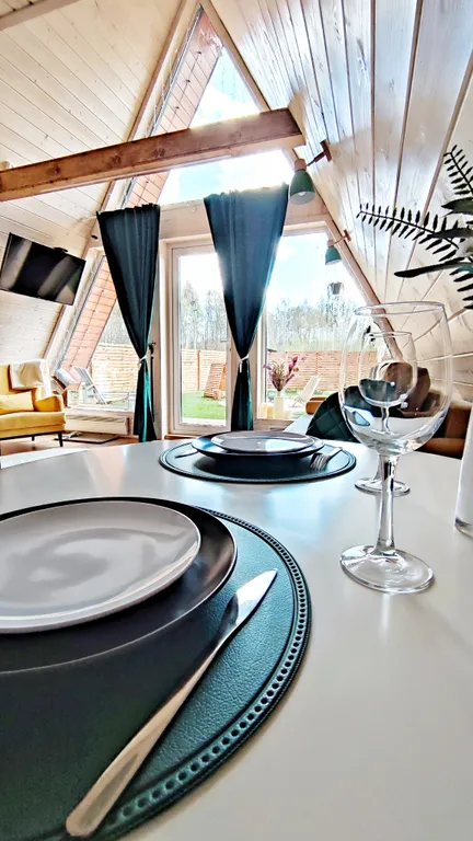 Треугольный домик у леса