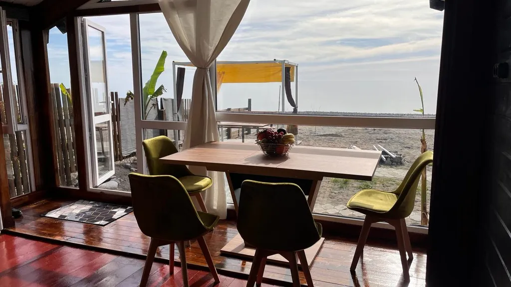 Коттедж Коттедж Бунгало на первой линии моря — Сухум