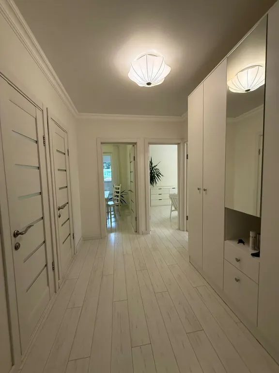 Две изолированные спальни с видом на горы в центре Ялты.