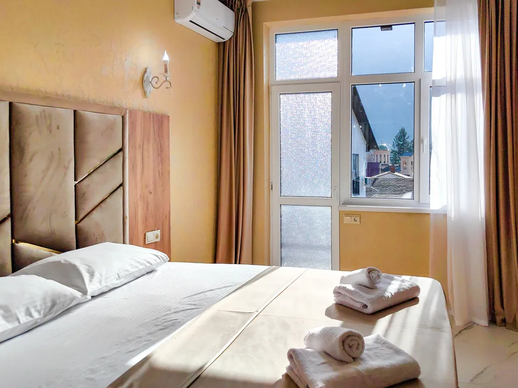 Апартаменты в светлых тонах с видом на горы