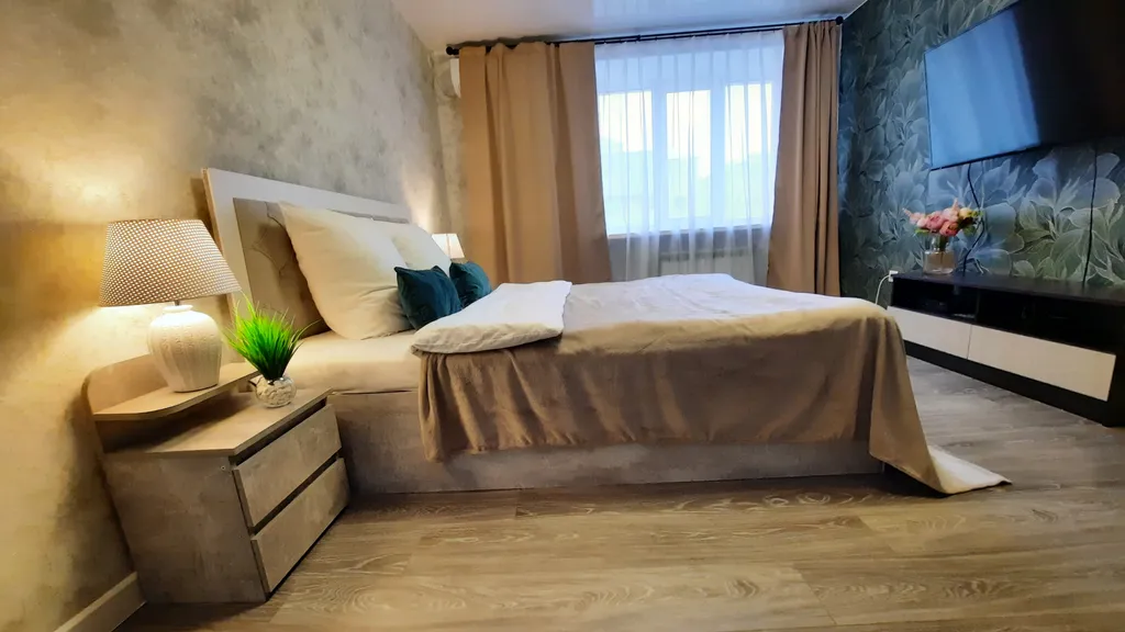 Светлая квартира с большой кроватью и Smart TV