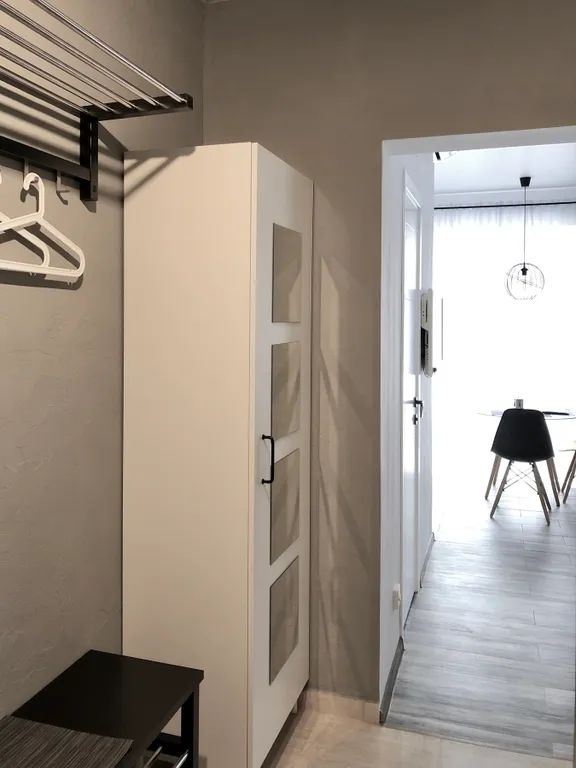 Стильная студия у моря с камином