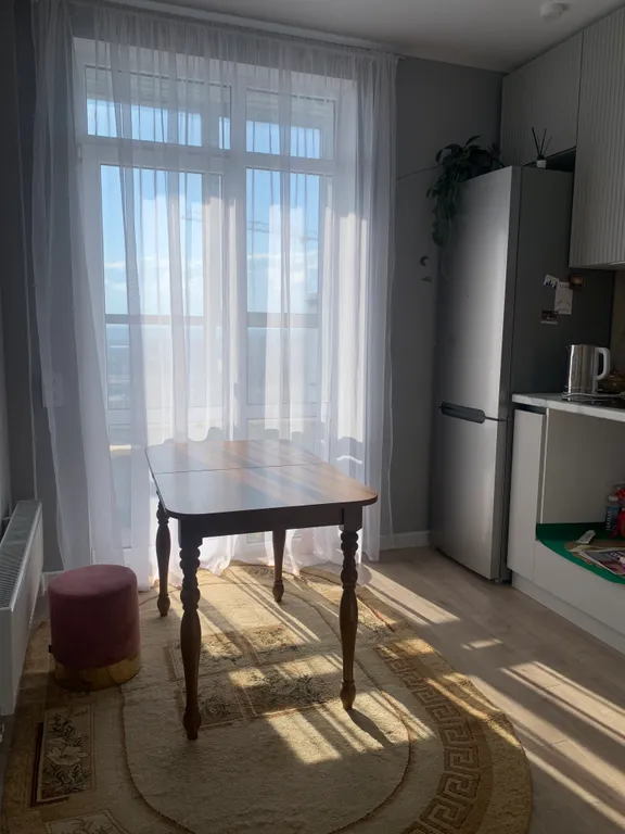 Светлая, уютная квартира с балконом в Бродвее