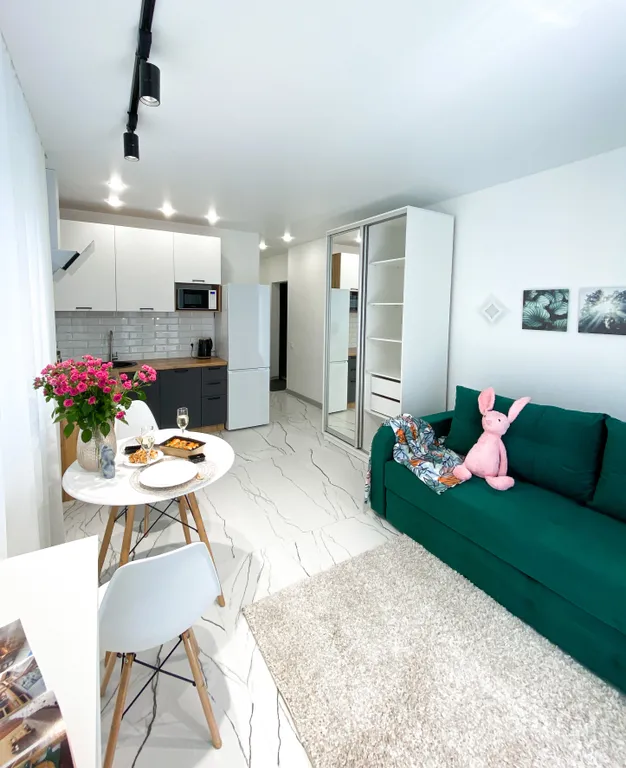 Квартира Квартира Жк альпийский квартал, рядом жд, 3 этаж диван с балконом, вид во двор — Сочи