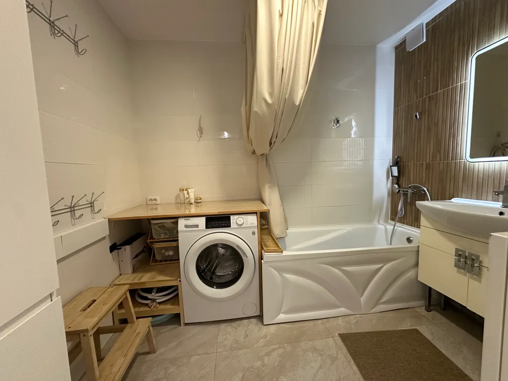 2 комнатная белая на Янышева