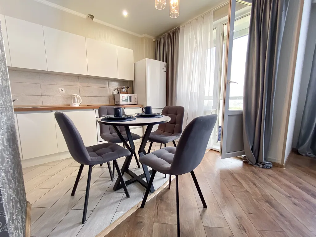 Двушка с камином и видом на реку у ТЦ Аквамолл