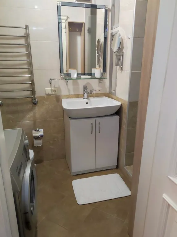 Самый центр, у театра с видом на парк